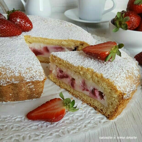 Crostata ripiena di ricotta e fragole