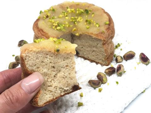 Pancake alto alla segale con mela e pistacchi