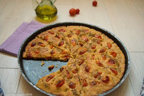 Schiacciata rustica al farro con pomodorini