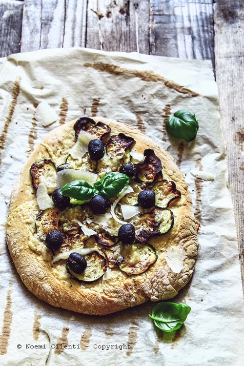 Focaccia a lievitazione naturale con zucchine, olive nere e grana